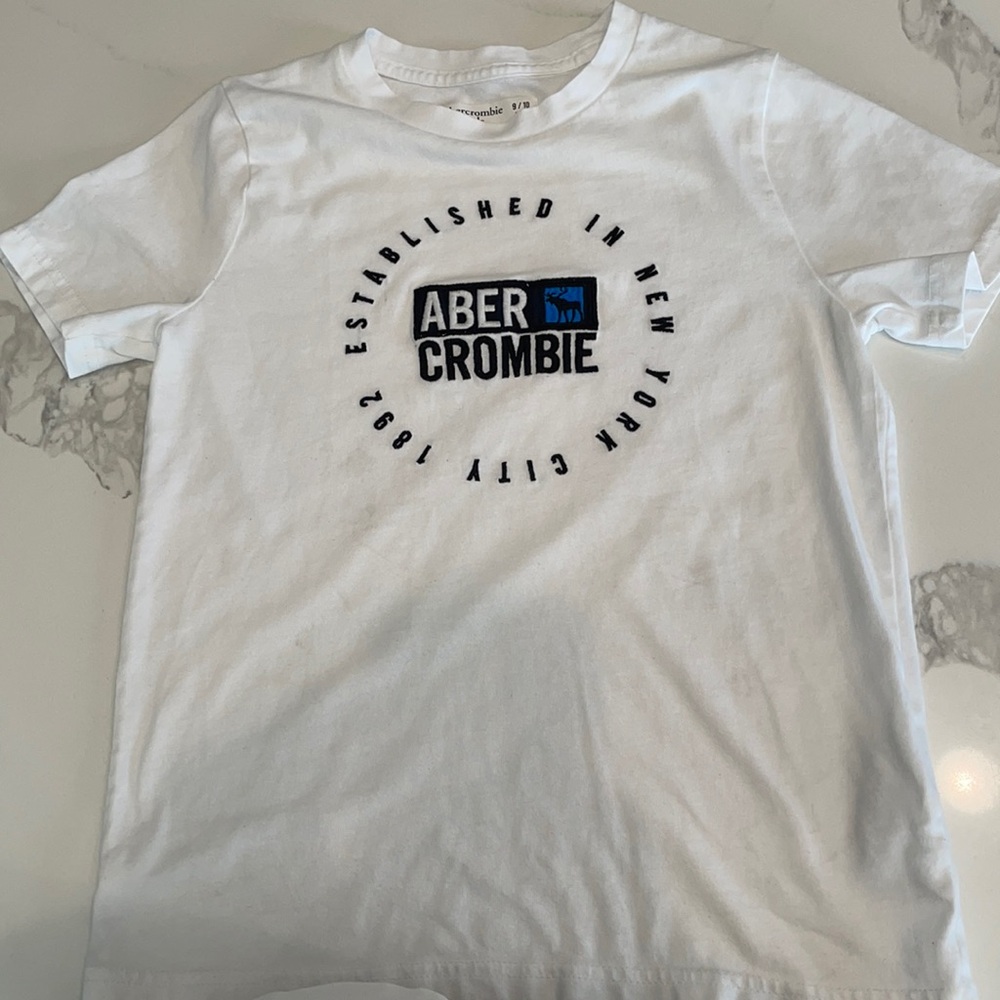 Abercrombie kids boys white embroidered T-shirt size  9- 10